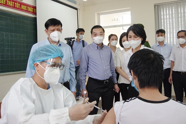 Bộ trưởng Bộ Y tế kiểm tra công tác tiêm chủng vaccine tại Hà Nội